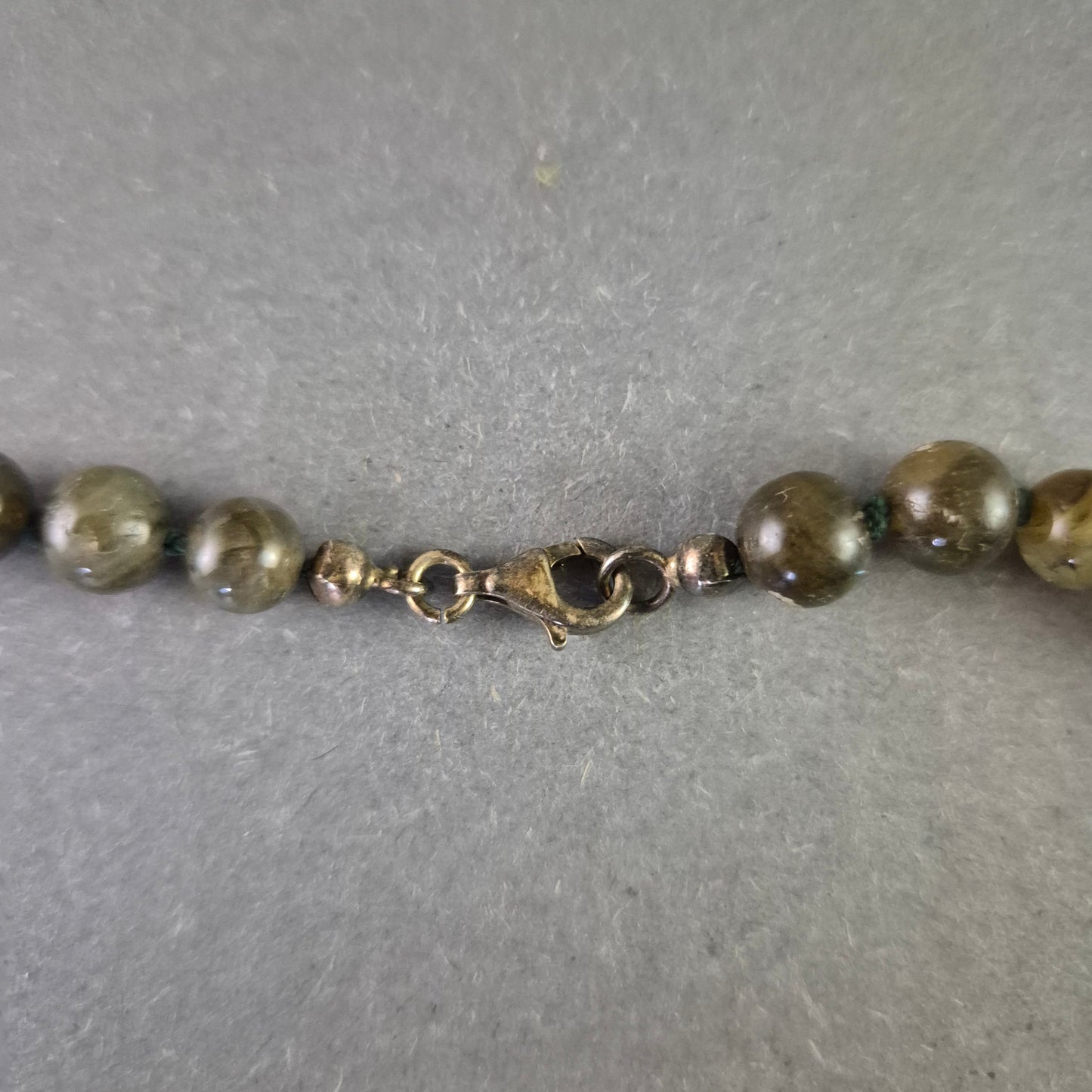 Dunkelgrüne Edelstein Kette mit runden Perlen