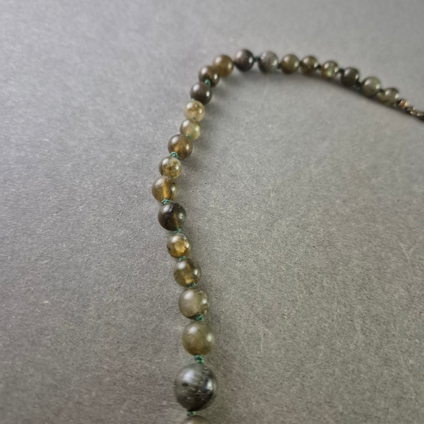 Dunkelgrüne Edelstein Kette mit runden Perlen