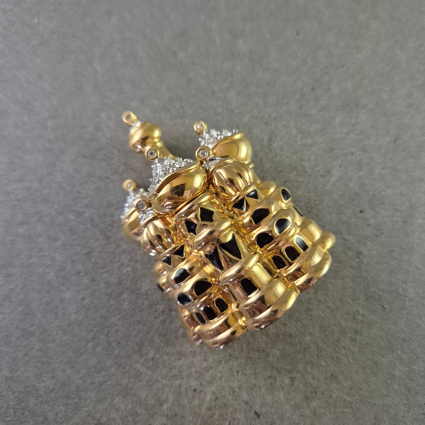 Goldfarbene Kirchen Brosche mit Strass und Emaille