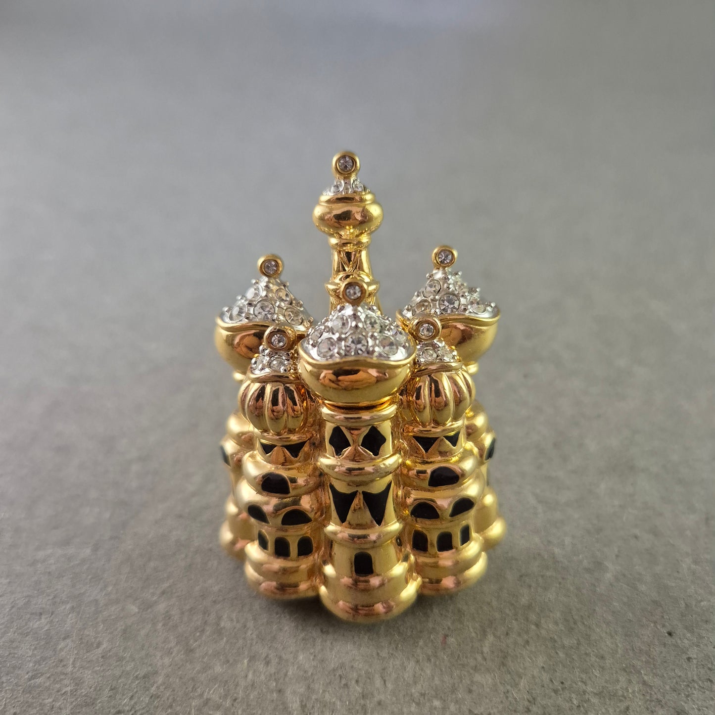 Goldfarbene Kirchen Brosche mit Strass und Emaille