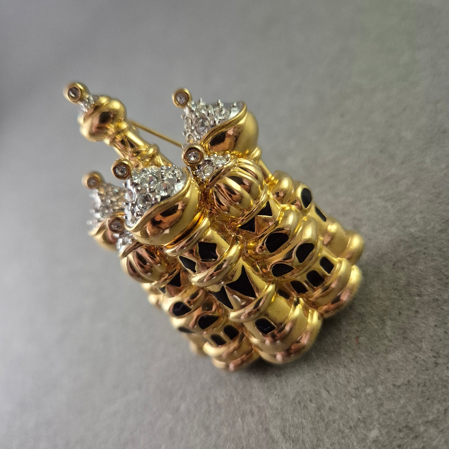 Goldfarbene Kirchen Brosche mit Strass und Emaille