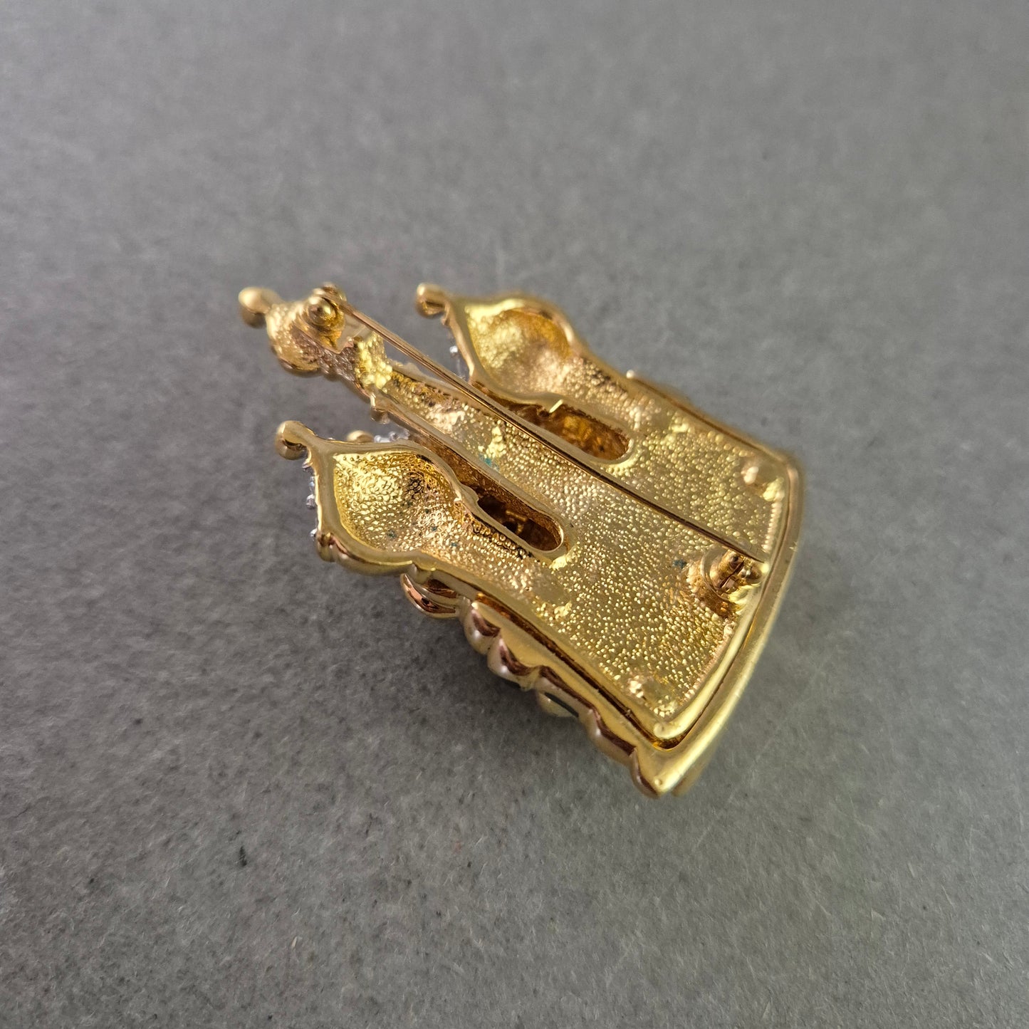 Goldfarbene Kirchen Brosche mit Strass und Emaille