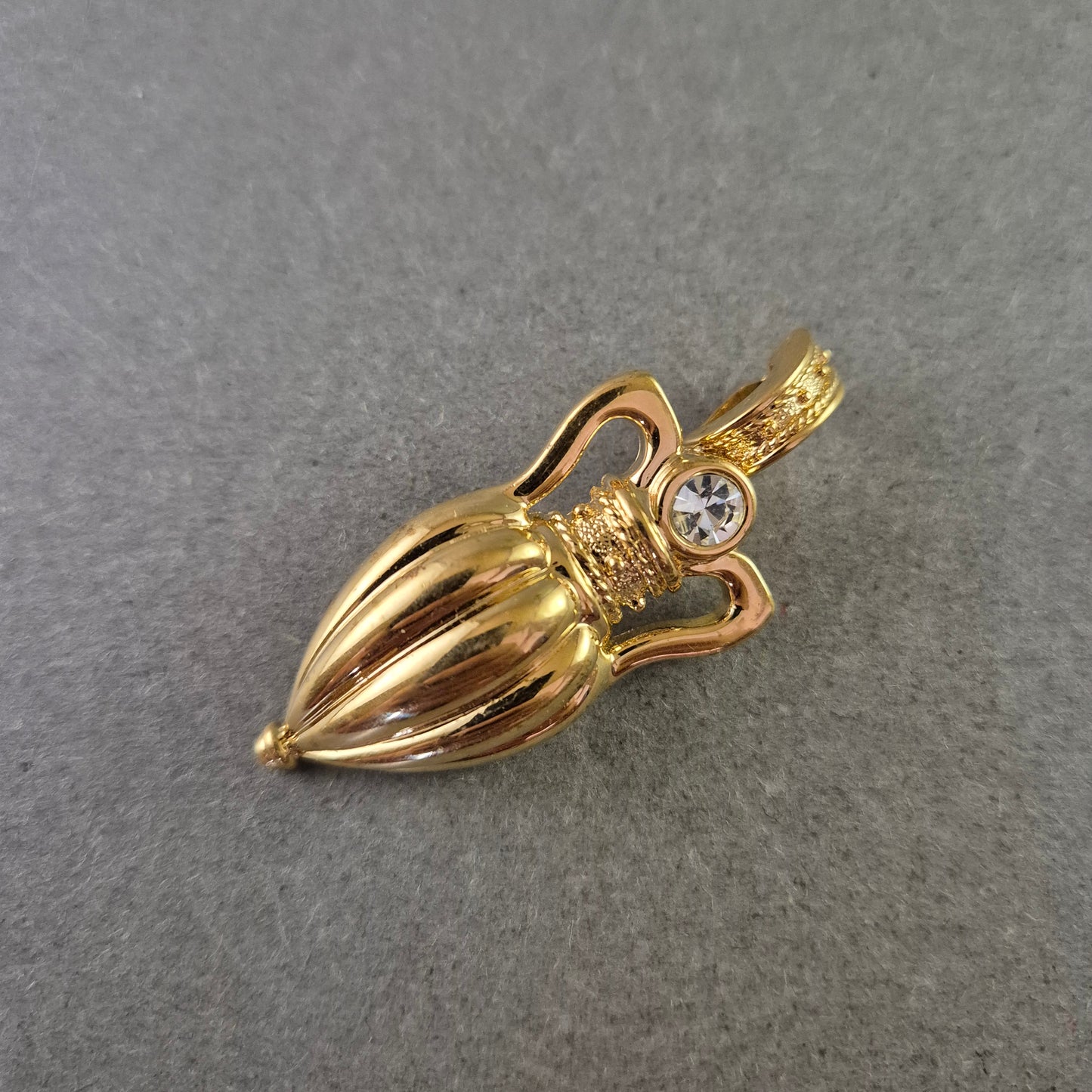 Goldfarbener Amphoren-Anhänger mit Strassstein