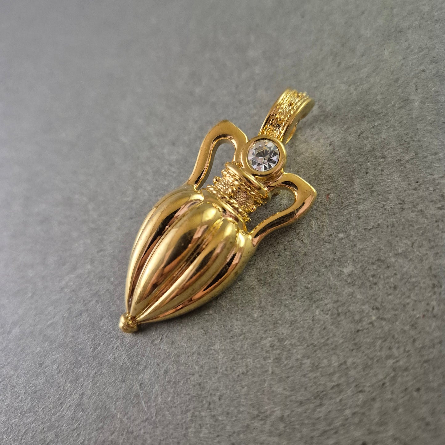 Goldfarbener Amphoren-Anhänger mit Strassstein