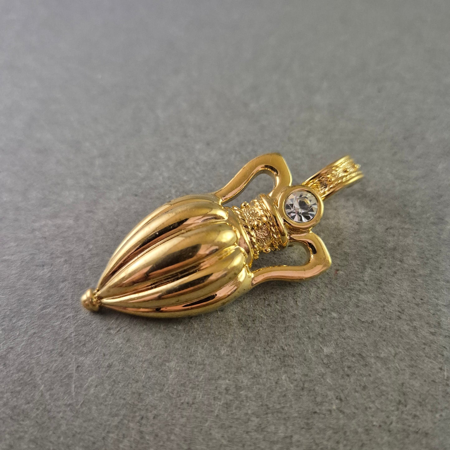 Goldfarbener Amphoren-Anhänger mit Strassstein