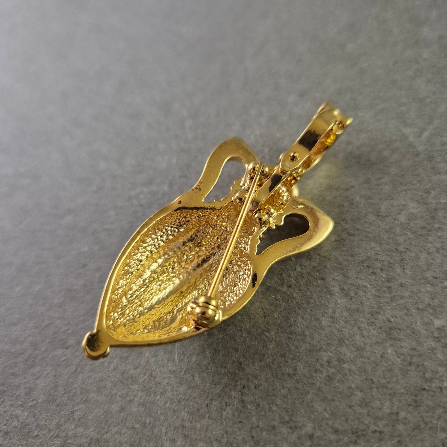 Goldfarbener Amphoren-Anhänger mit Strassstein