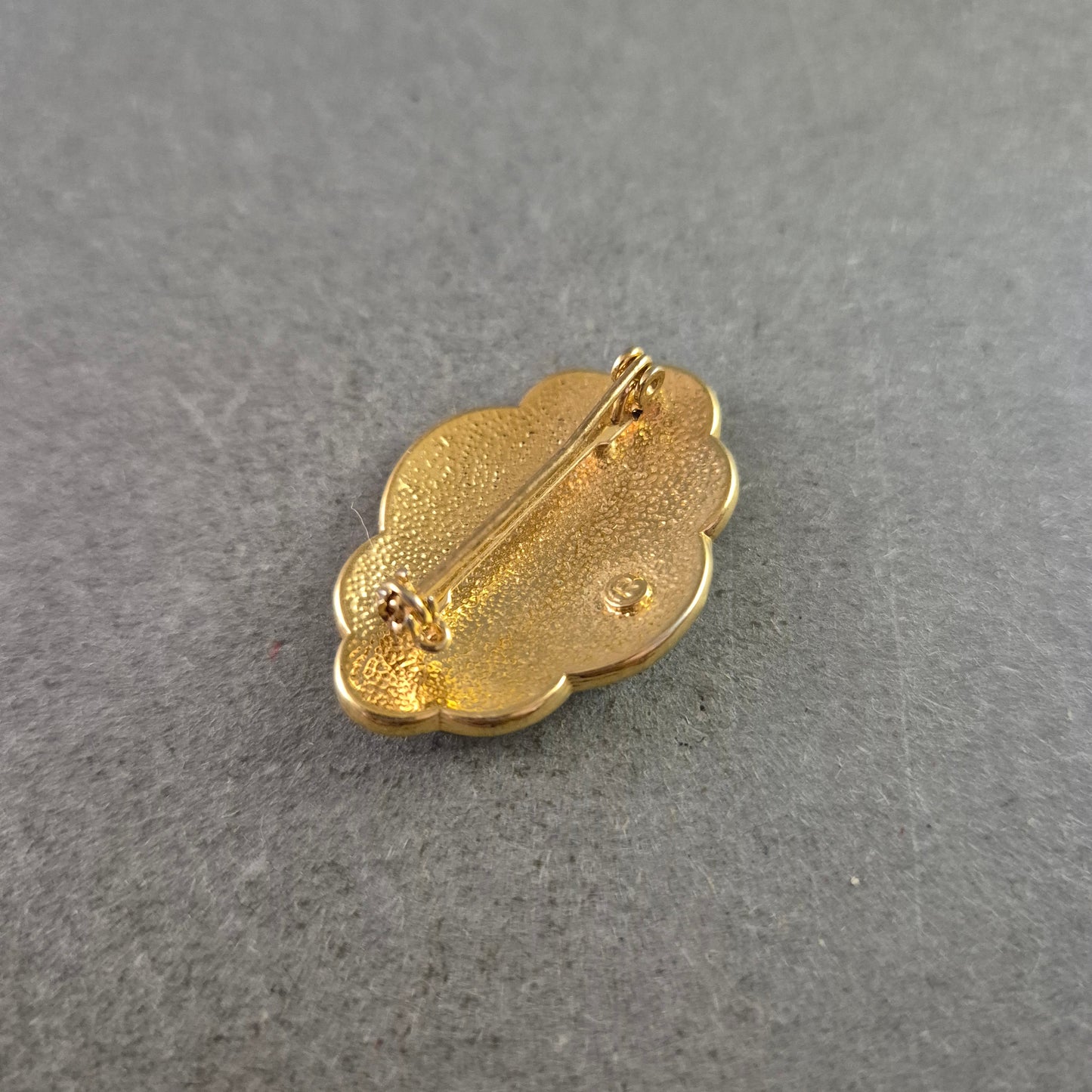 Elegante Brosche in Schwarz-Gold mit Blumenmotiv