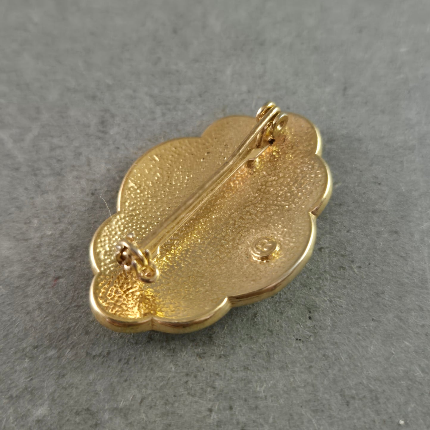 Elegante Brosche in Schwarz-Gold mit Blumenmotiv