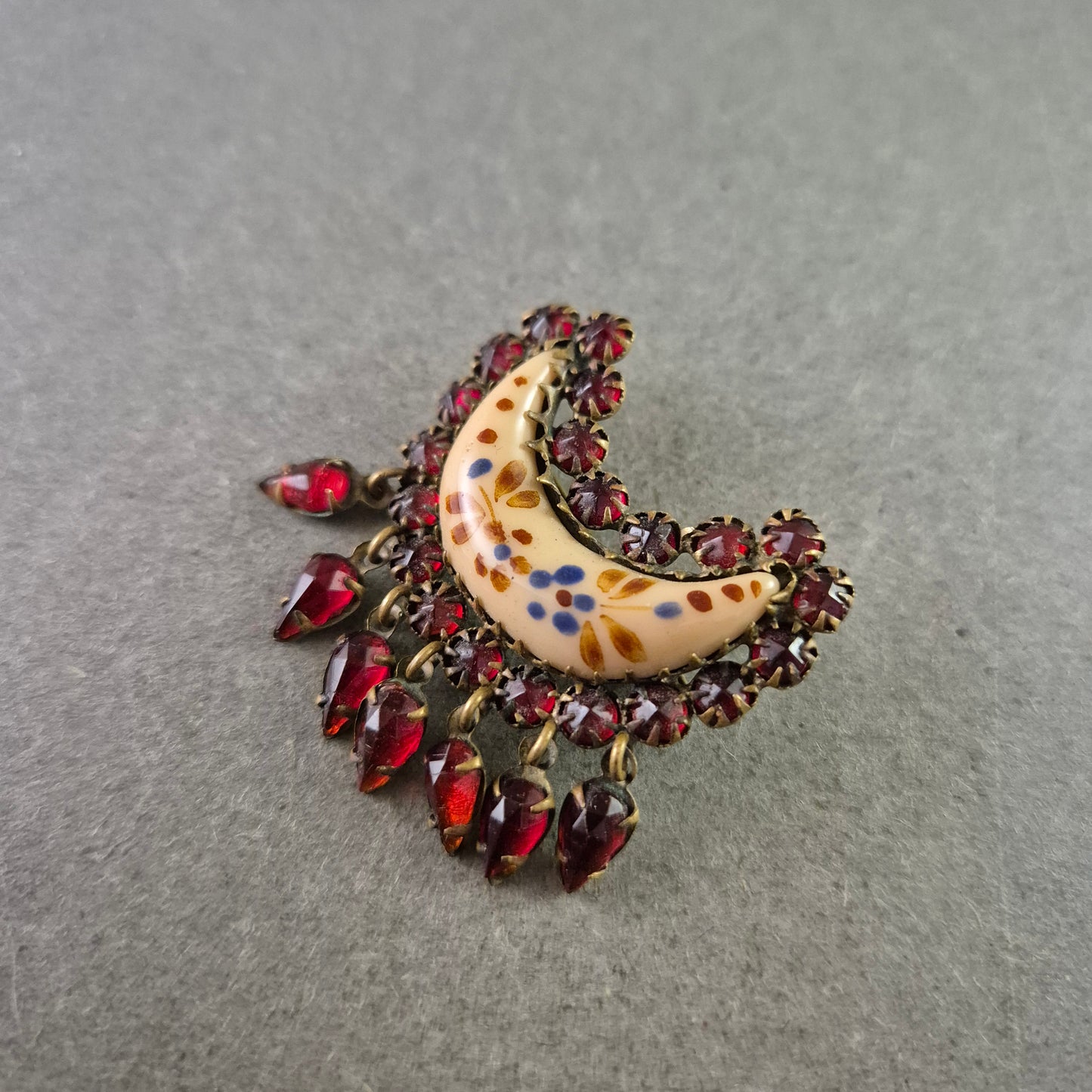 Vintage Brosche mit Keramikmond und roten Steinen