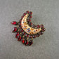 Vintage Brosche mit Keramikmond und roten Steinen