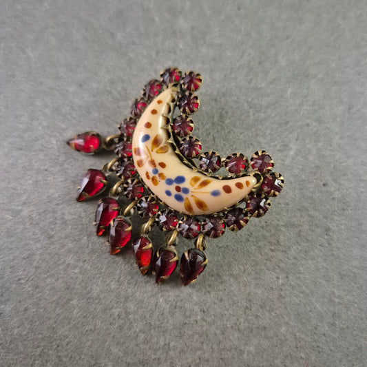 Vintage Brosche mit Keramikmond und roten Steinen