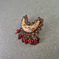 Vintage Brosche mit Keramikmond und roten Steinen
