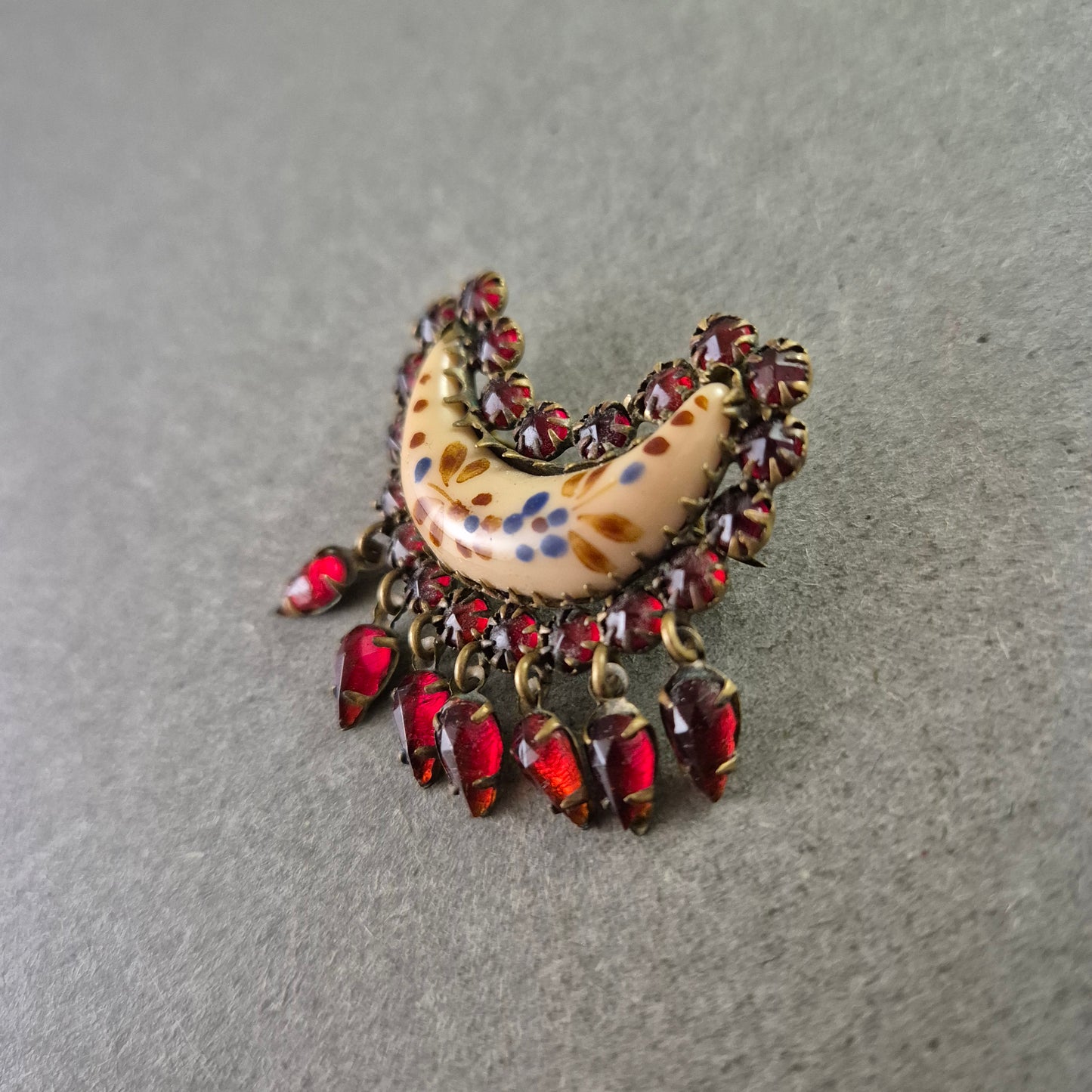 Vintage Brosche mit Keramikmond und roten Steinen