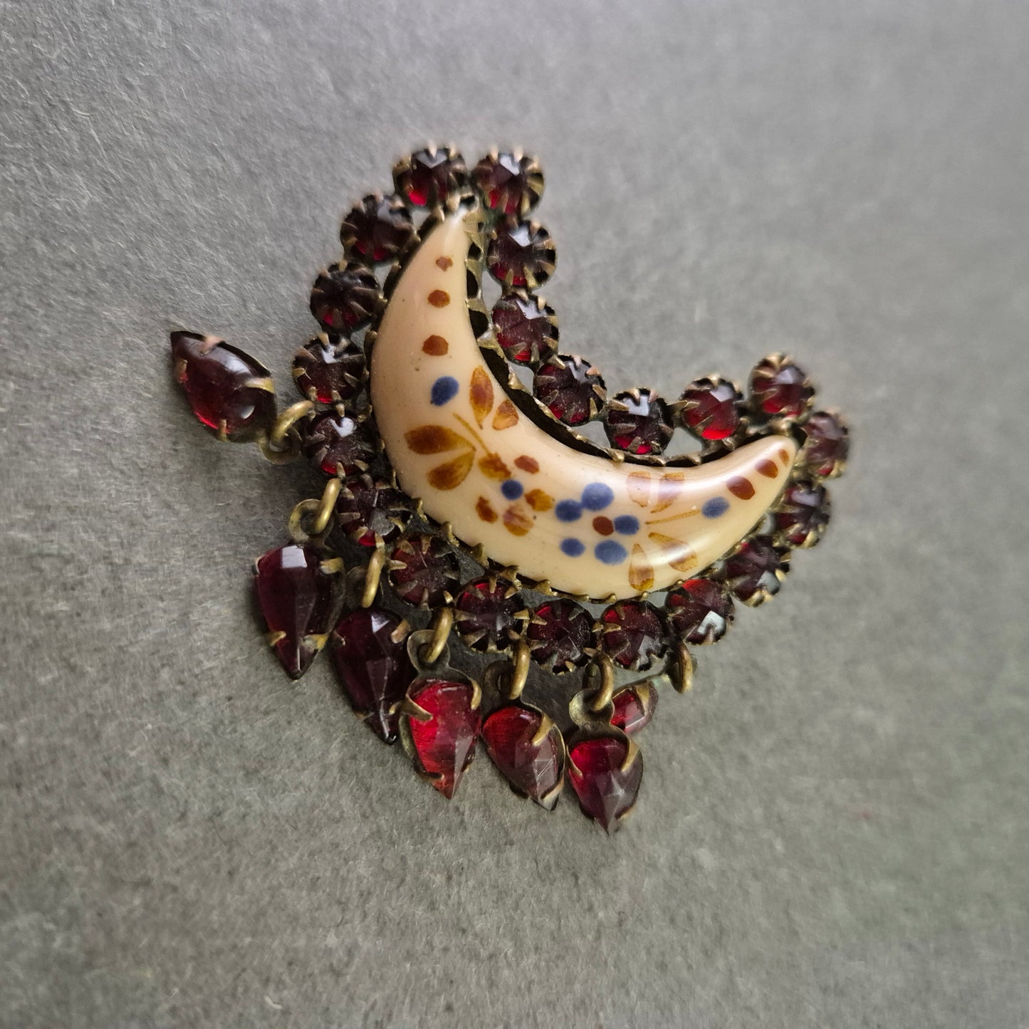Vintage Brosche mit Keramikmond und roten Steinen
