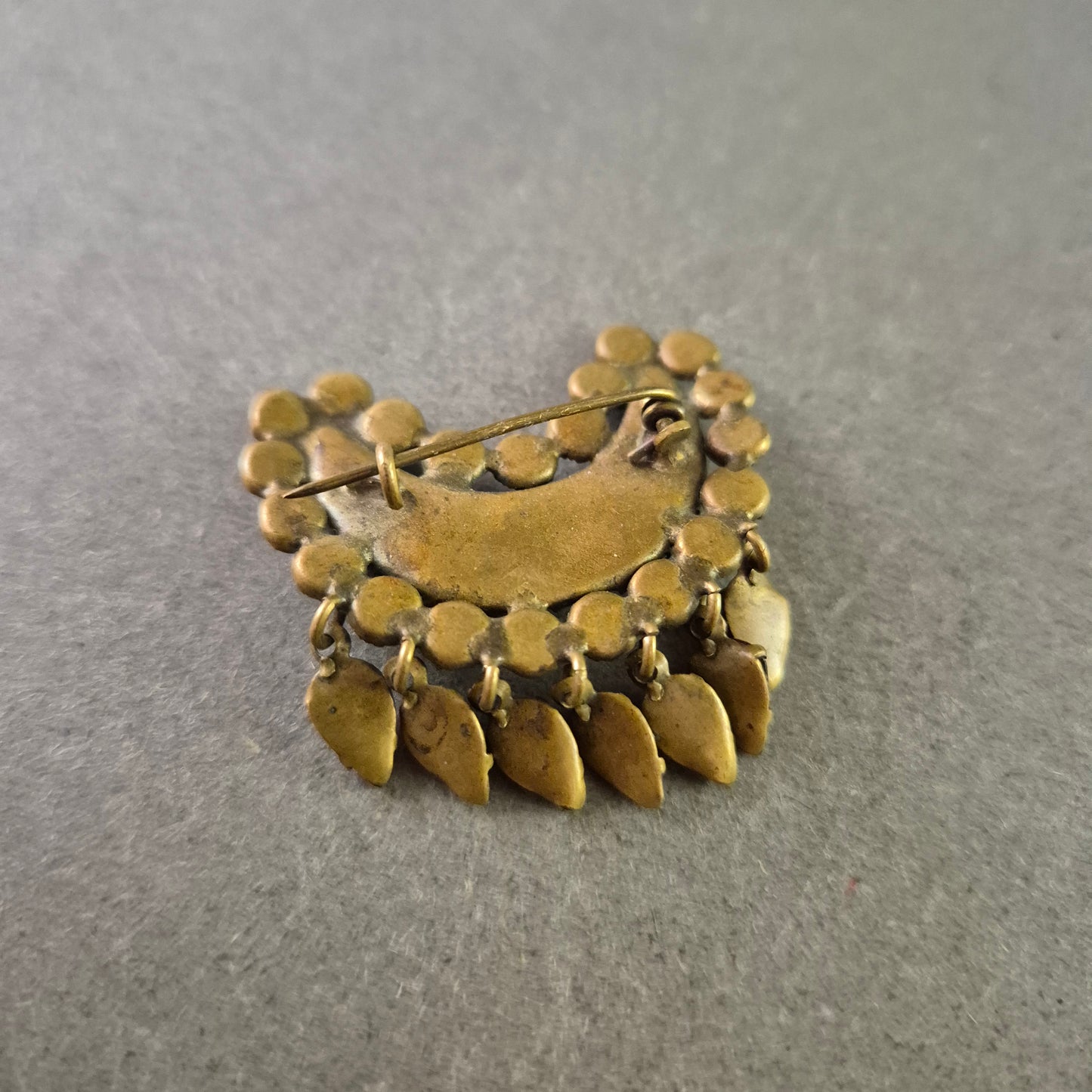 Vintage Brosche mit Keramikmond und roten Steinen