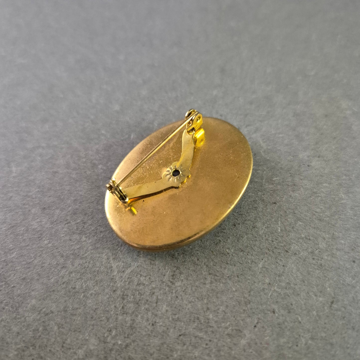 Antike Brosche mit schwarzer Reliefarbeit und Opalglas-Einsatz