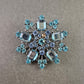 Elegante Brosche mit blauen Strasssteinen – Schneeflocken Design
