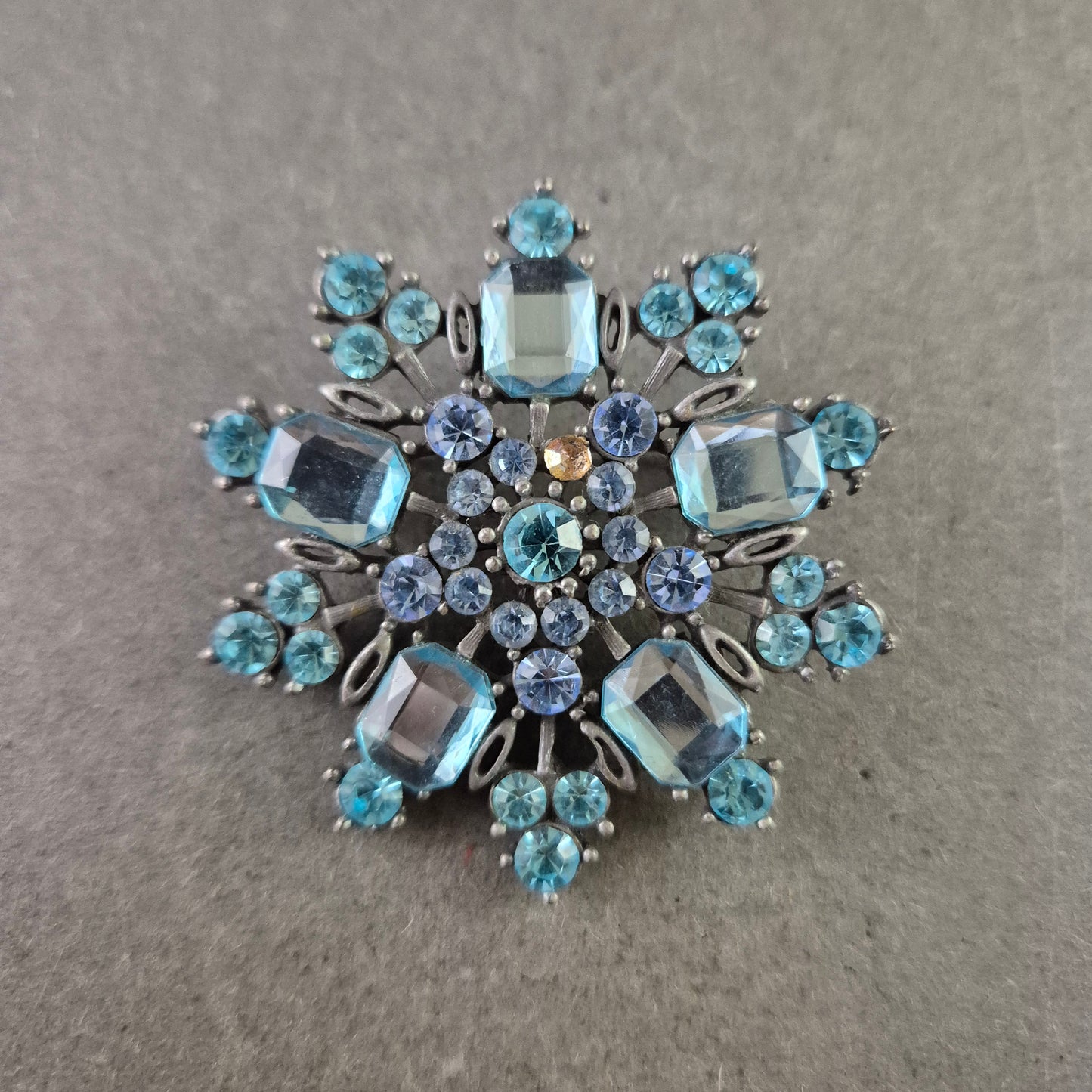 Elegante Brosche mit blauen Strasssteinen – Schneeflocken Design