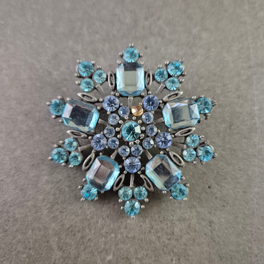 Elegante Brosche mit blauen Strasssteinen – Schneeflocken Design