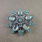 Elegante Brosche mit blauen Strasssteinen – Schneeflocken Design