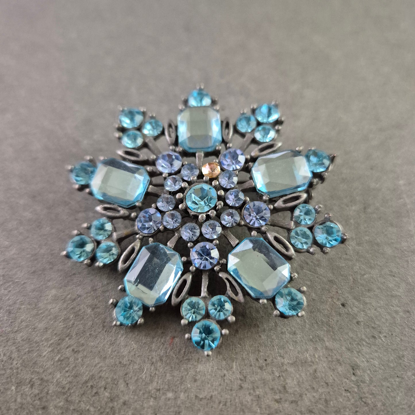 Elegante Brosche mit blauen Strasssteinen – Schneeflocken Design
