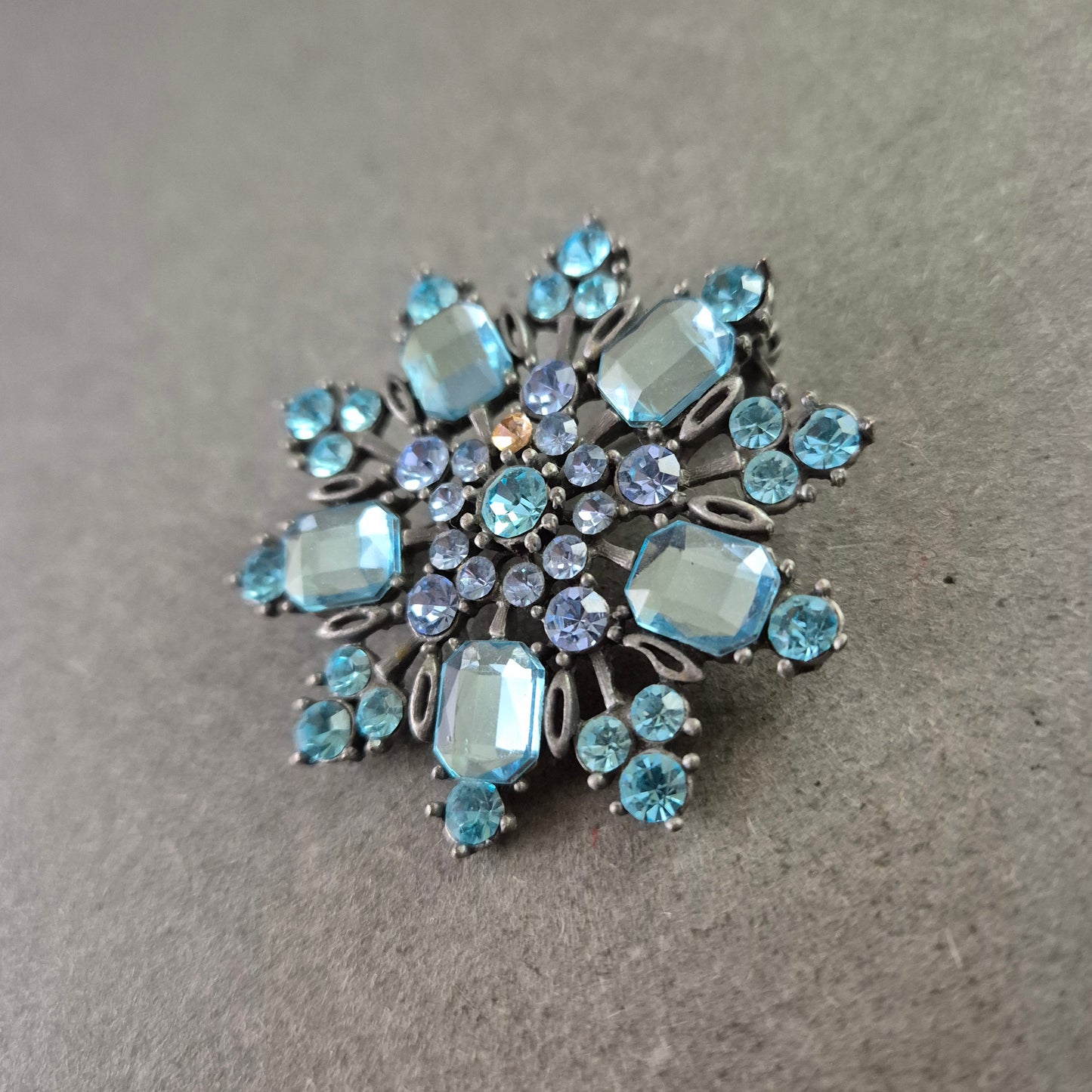 Elegante Brosche mit blauen Strasssteinen – Schneeflocken Design