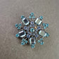 Elegante Brosche mit blauen Strasssteinen – Schneeflocken Design