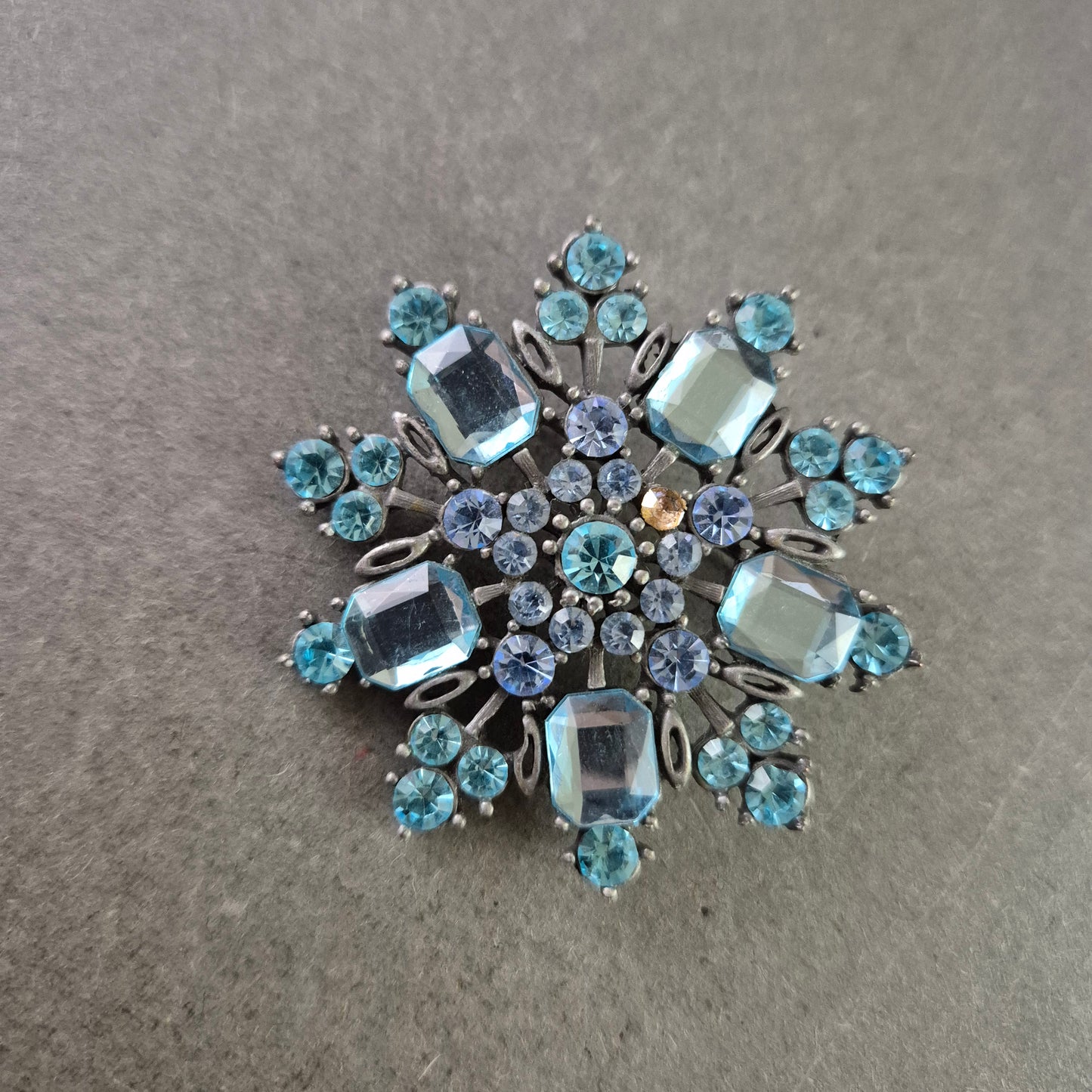 Elegante Brosche mit blauen Strasssteinen – Schneeflocken Design