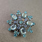 Elegante Brosche mit blauen Strasssteinen – Schneeflocken Design