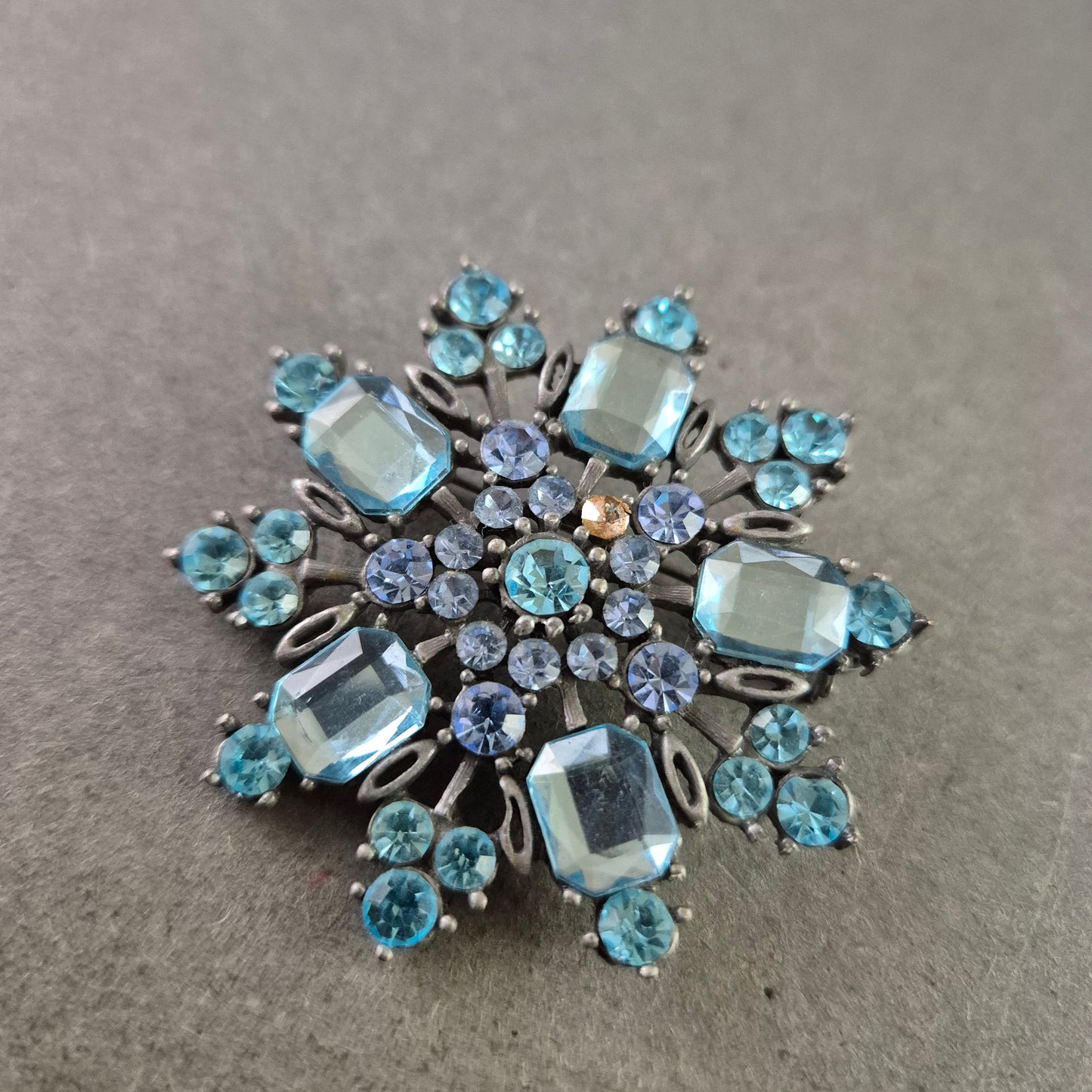 Elegante Brosche mit blauen Strasssteinen – Schneeflocken Design