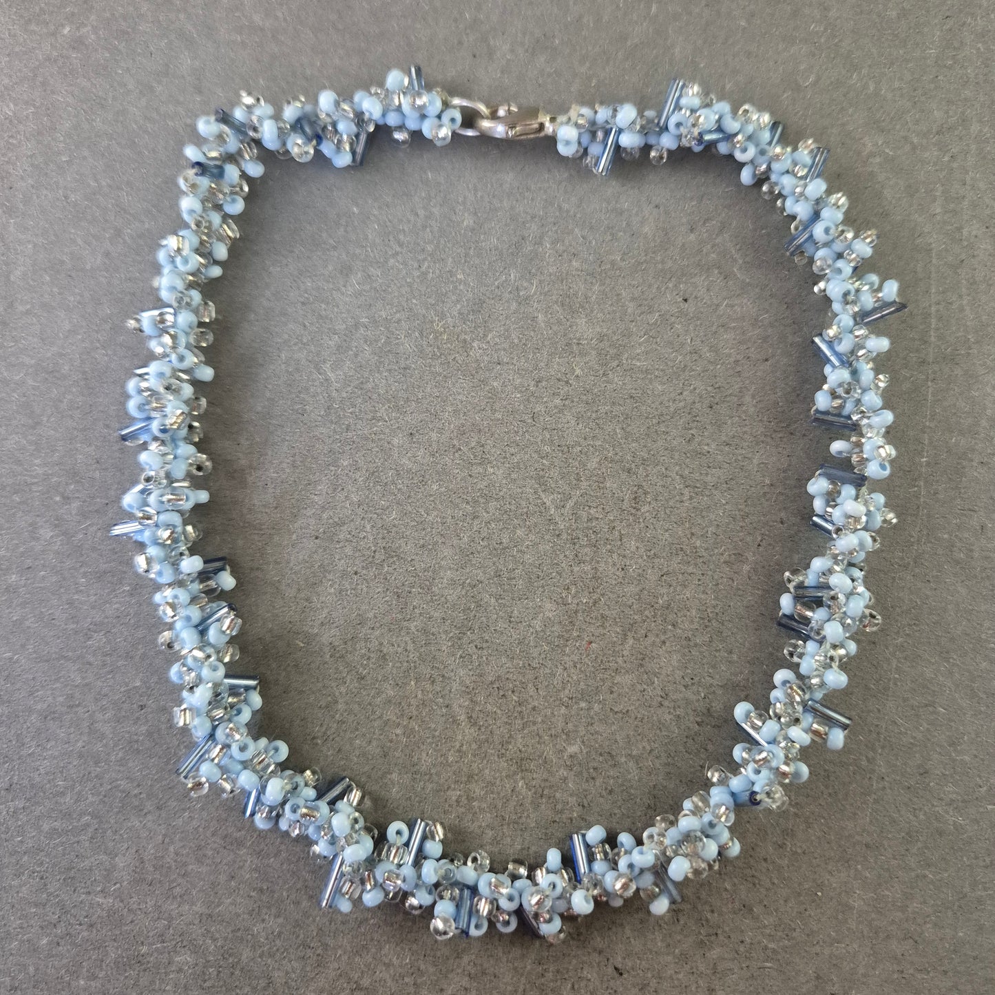 Perlen Kette in Hellblau – Handgefertigtes Vintage Schmuckstück