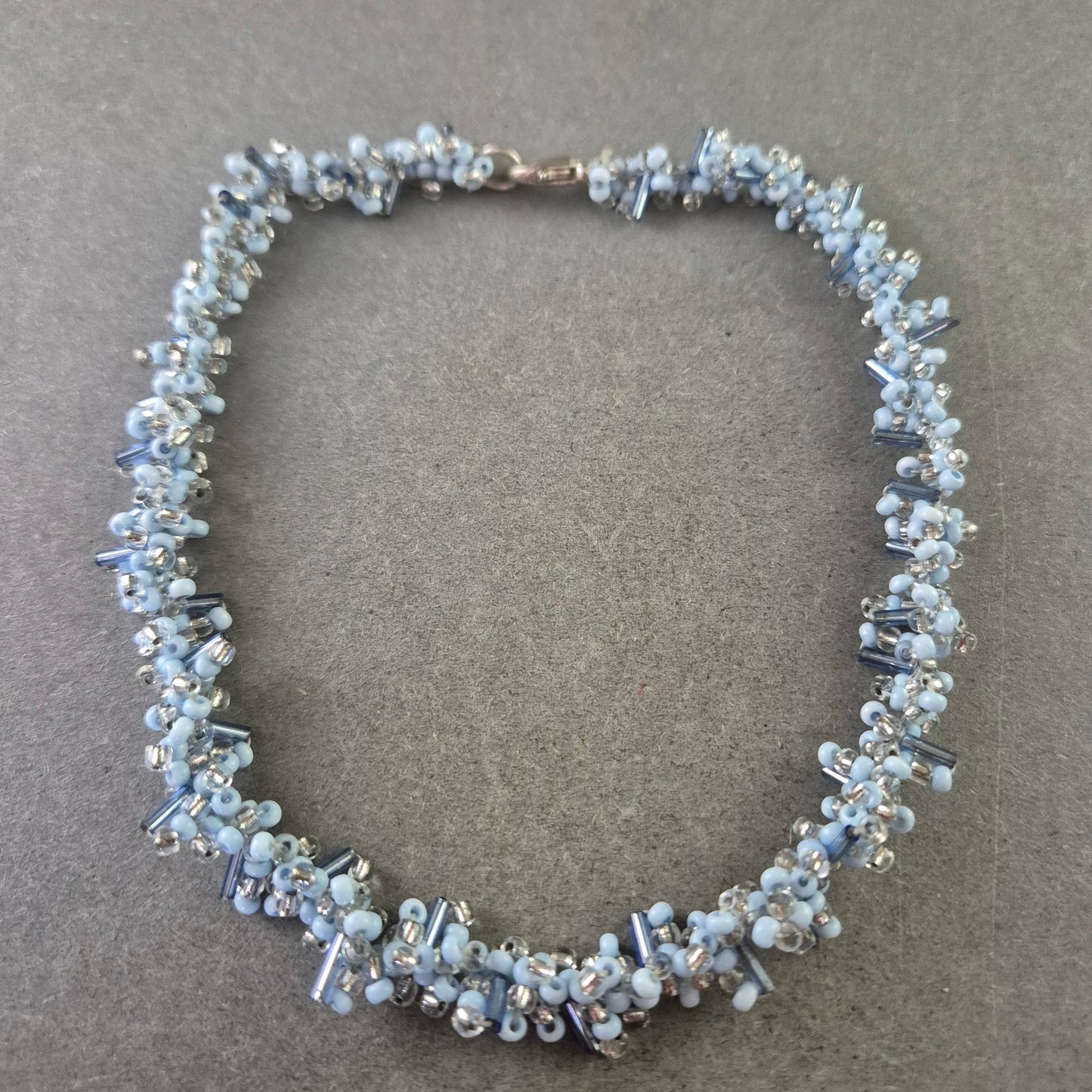 Perlen Kette in Hellblau – Handgefertigtes Vintage Schmuckstück