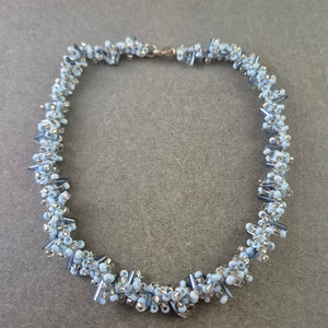 Perlen Kette in Hellblau – Handgefertigtes Vintage Schmuckstück