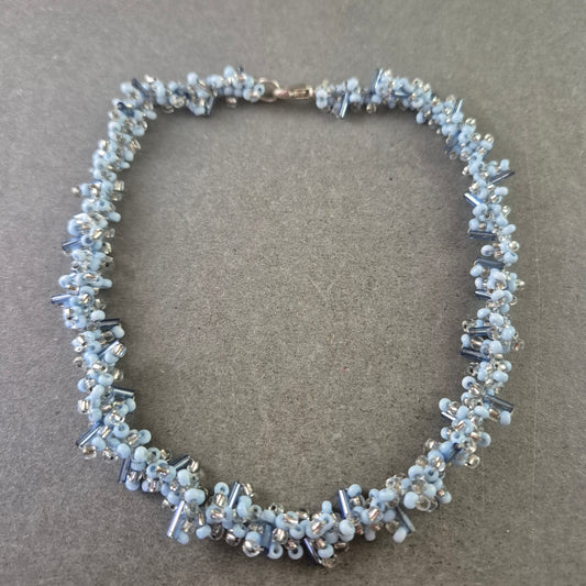 Perlen Kette in Hellblau – Handgefertigtes Vintage Schmuckstück