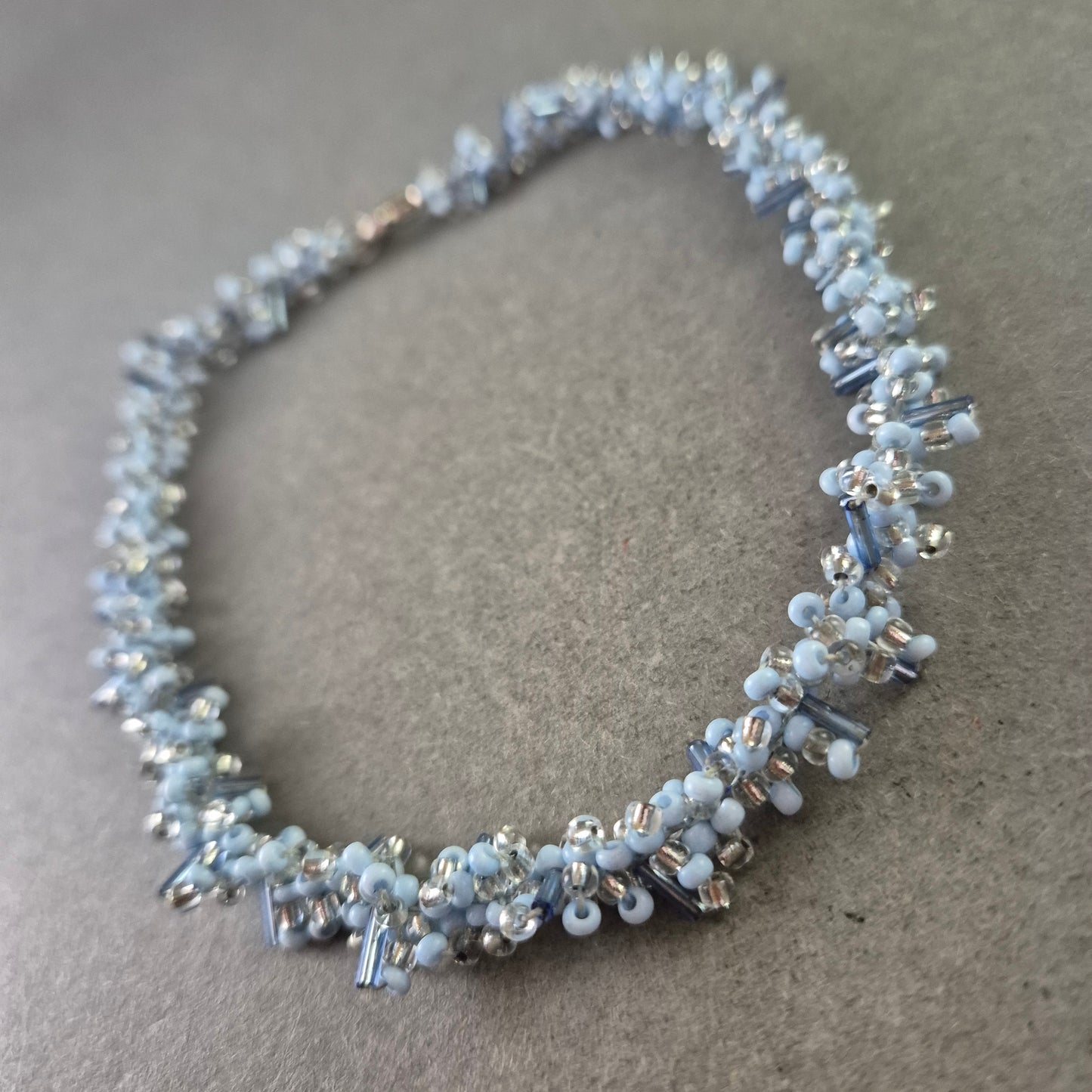 Perlen Kette in Hellblau – Handgefertigtes Vintage Schmuckstück