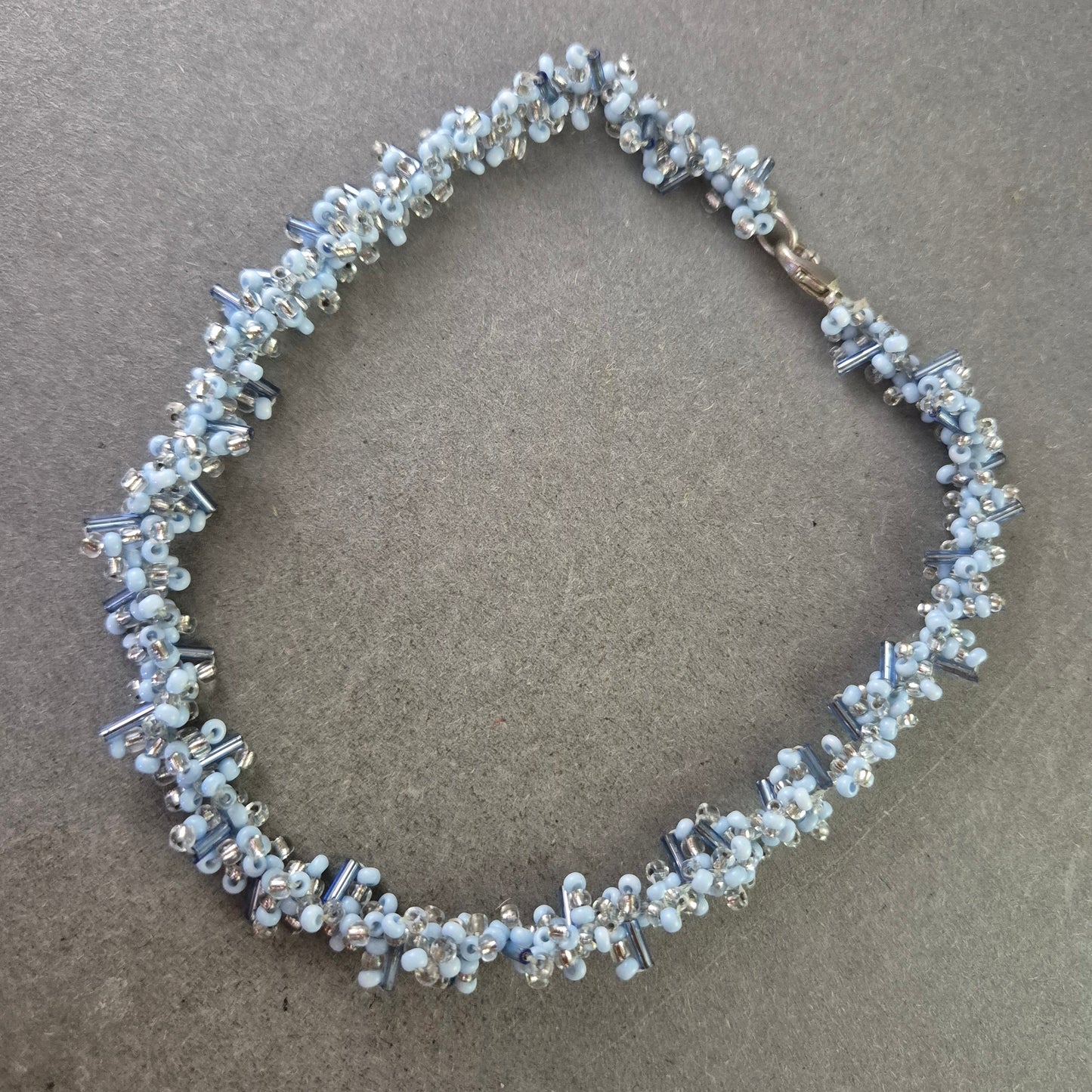 Perlen Kette in Hellblau – Handgefertigtes Vintage Schmuckstück