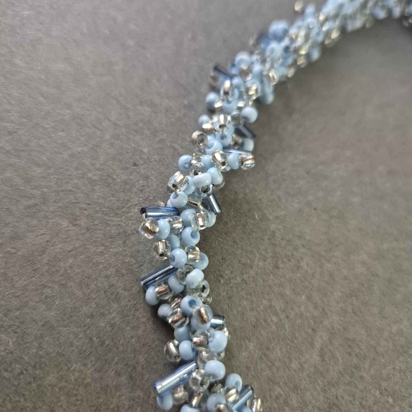 Perlen Kette in Hellblau – Handgefertigtes Vintage Schmuckstück