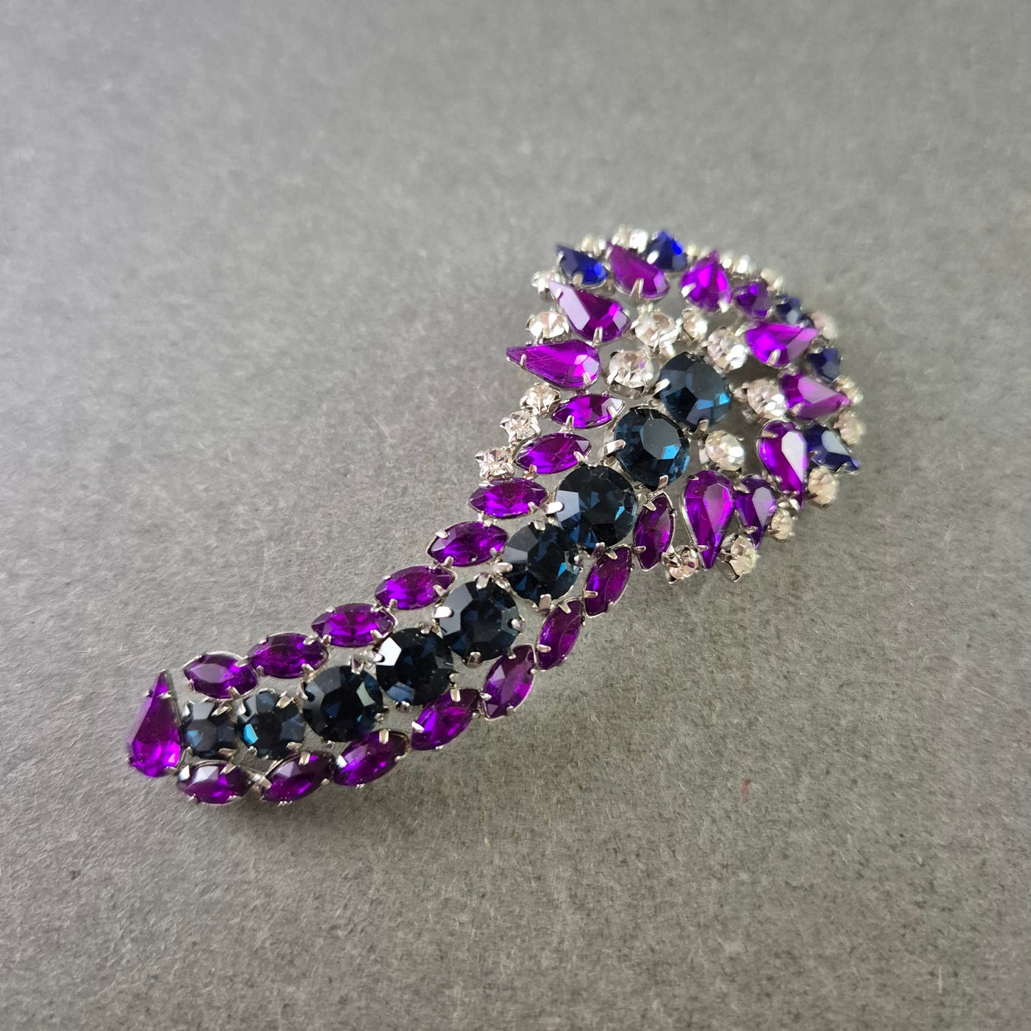 Brosche mit lila und blauen Strasssteinen – Funkelndes Vintage Schmuckstück