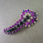 Brosche mit lila und blauen Strasssteinen – Funkelndes Vintage Schmuckstück