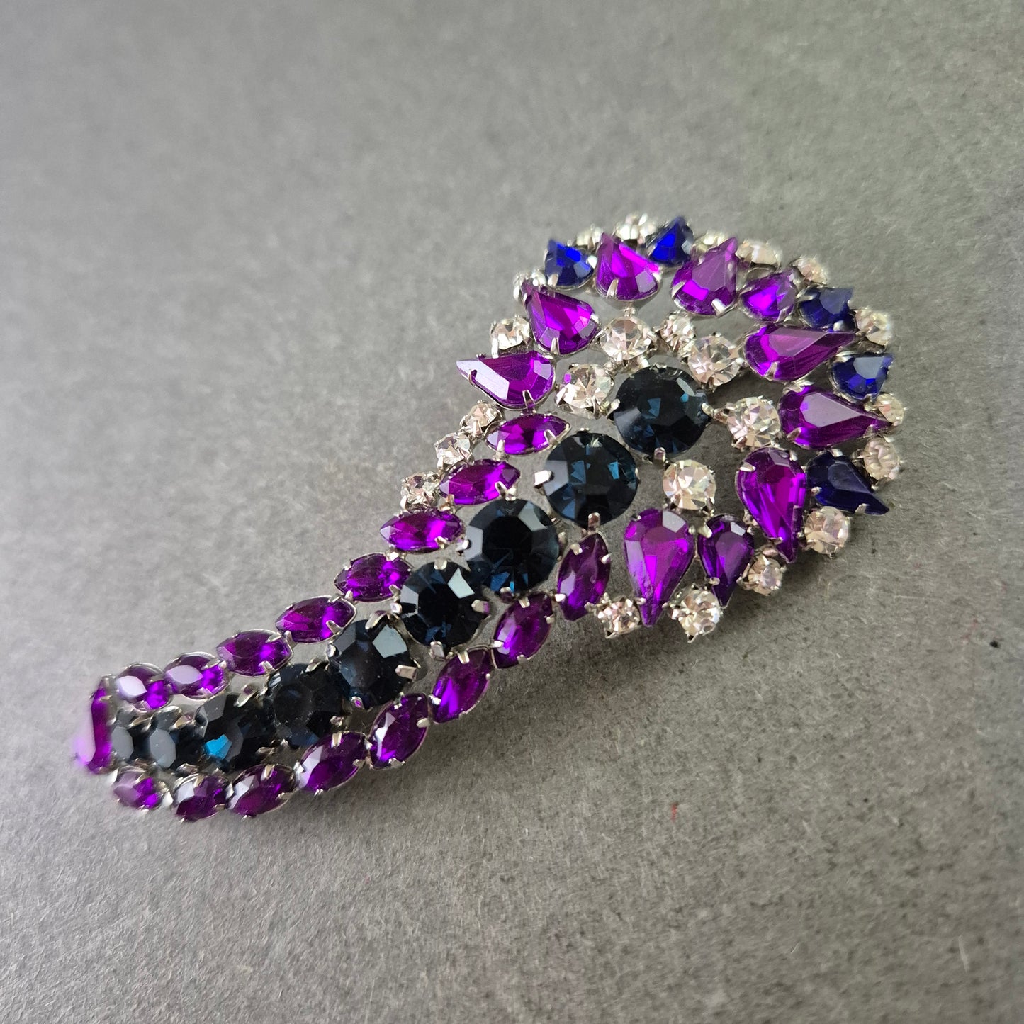 Brosche mit lila und blauen Strasssteinen – Funkelndes Vintage Schmuckstück