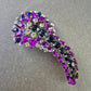Brosche mit lila und blauen Strasssteinen – Funkelndes Vintage Schmuckstück
