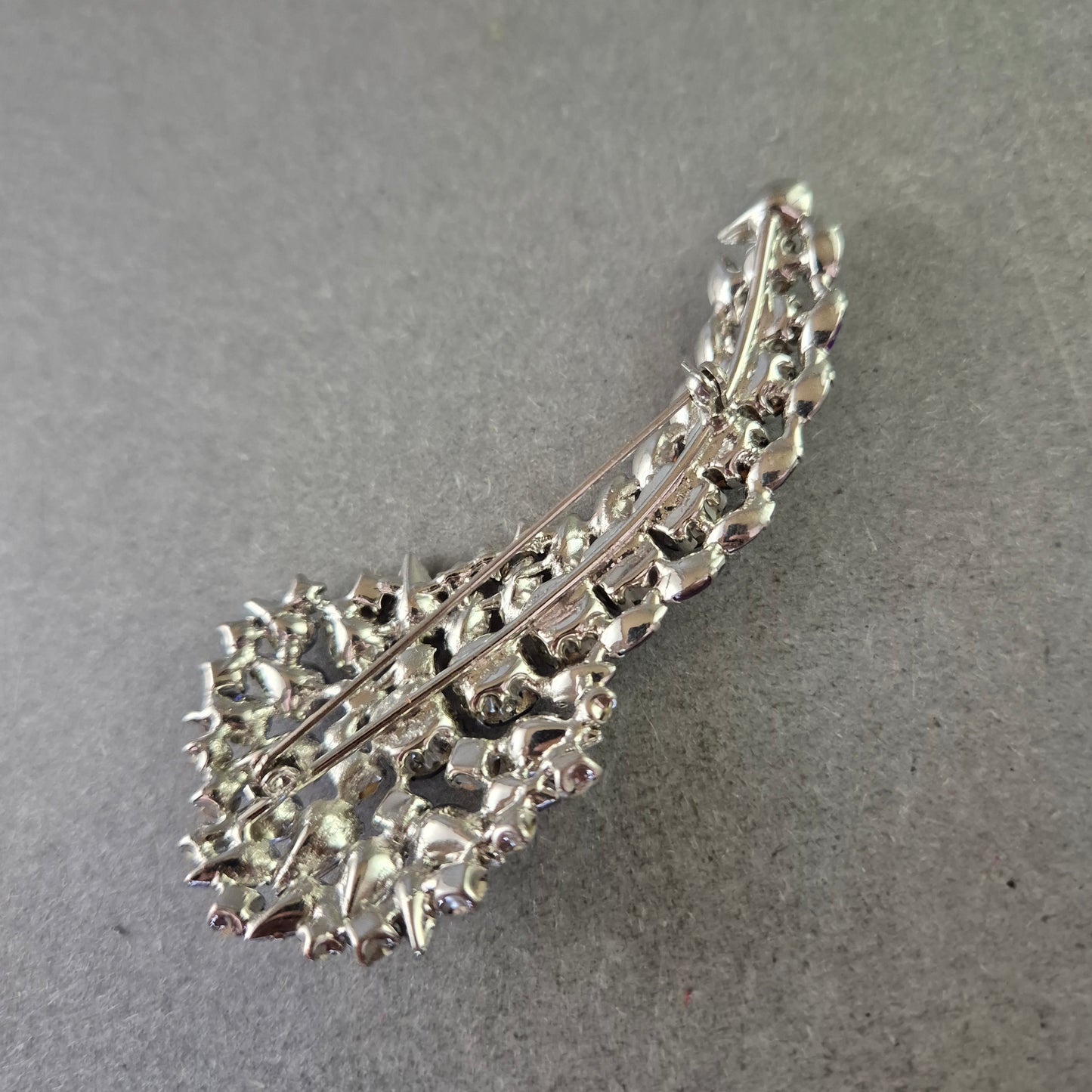 Brosche mit lila und blauen Strasssteinen – Funkelndes Vintage Schmuckstück