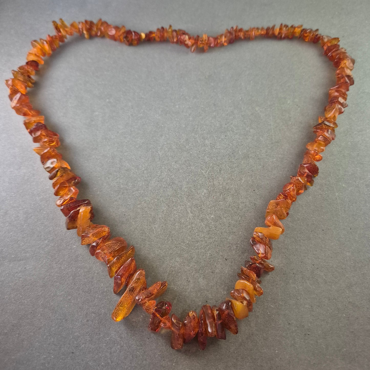 Bernstein Kette – Naturbelassene Splitter in warmem Honigton