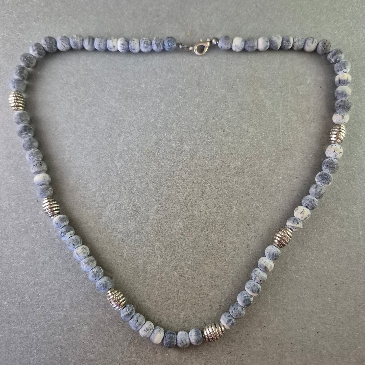 Stein Kette in Grau-Weiß – Mit silberfarbenen Zierelementen