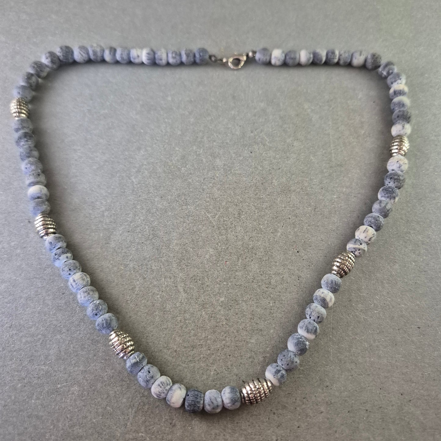 Stein Kette in Grau-Weiß – Mit silberfarbenen Zierelementen