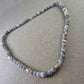 Stein Kette in Grau-Weiß – Mit silberfarbenen Zierelementen