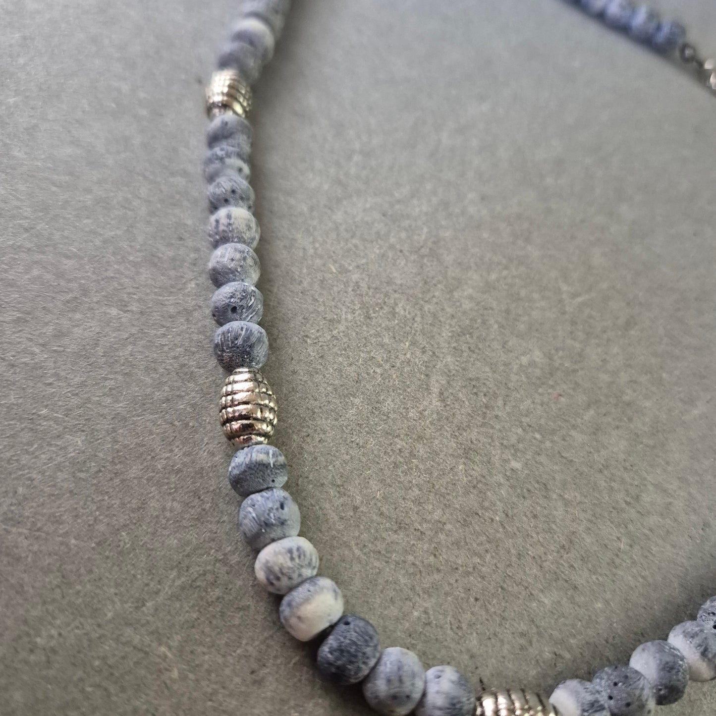 Stein Kette in Grau-Weiß – Mit silberfarbenen Zierelementen