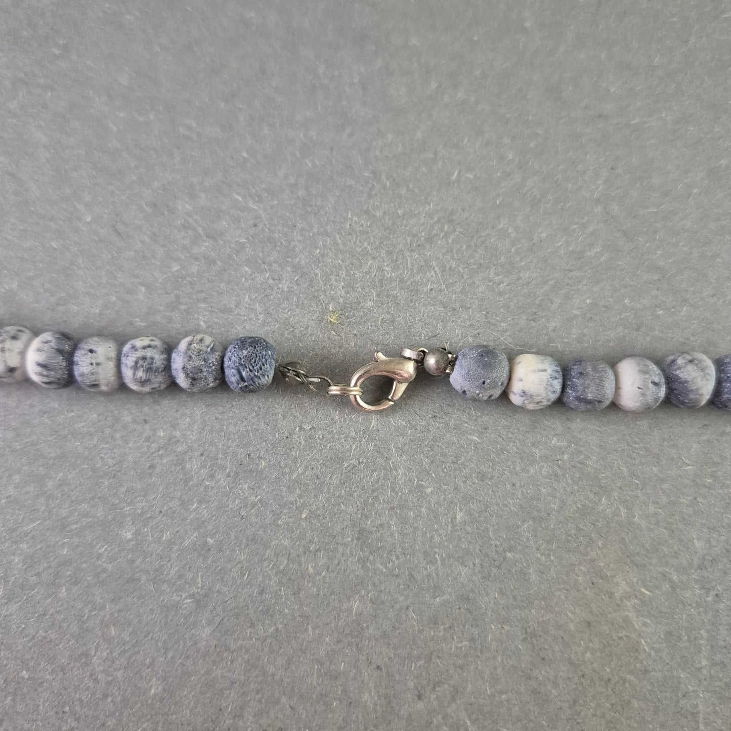 Stein Kette in Grau-Weiß – Mit silberfarbenen Zierelementen