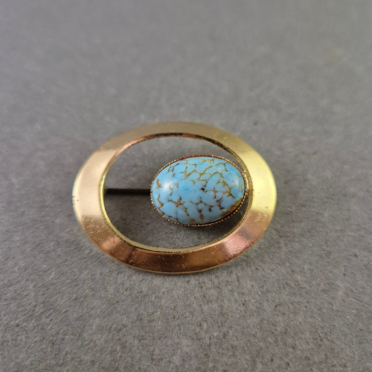 Vintage Brosche mit Türkis Cabochon – Rundes Gold Design