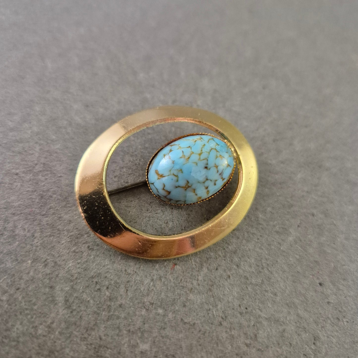 Vintage Brosche mit Türkis Cabochon – Rundes Gold Design